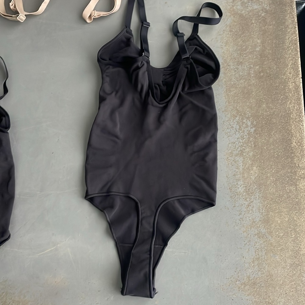 SKIMS Black Adjustable Straps Sculpting Seamless Thong Bodysuit Size S-M - NWOB - Picture 6 of 9